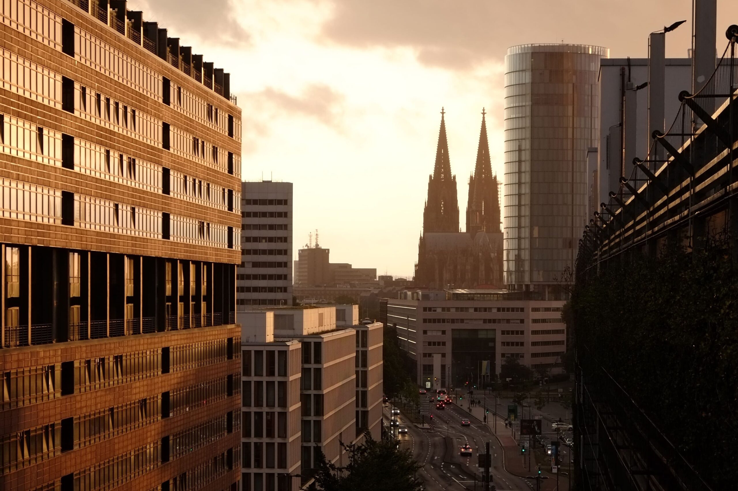 Blick auf Kölner Dom bei Sonnenuntergang