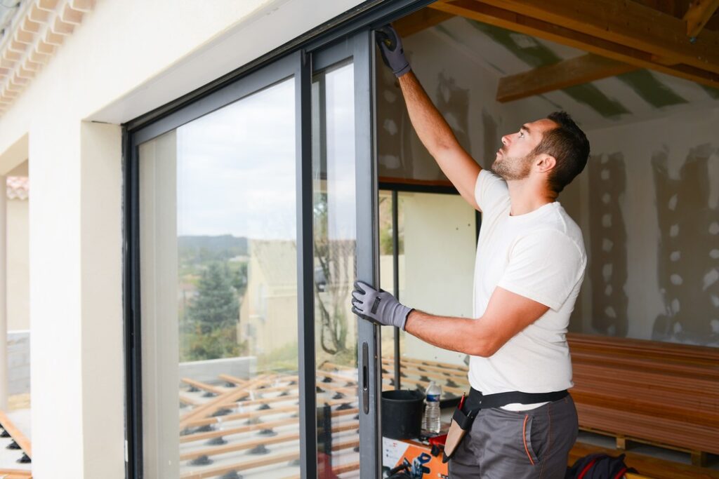 Handwerker installiert Fenster